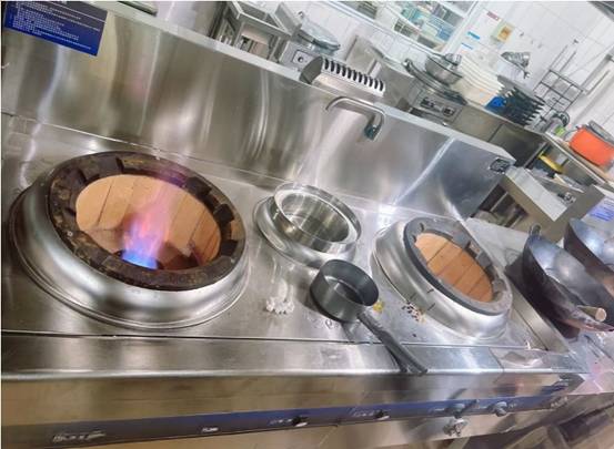 图为蒲河校区生活区食堂操作间管道天然气开栓试火成功